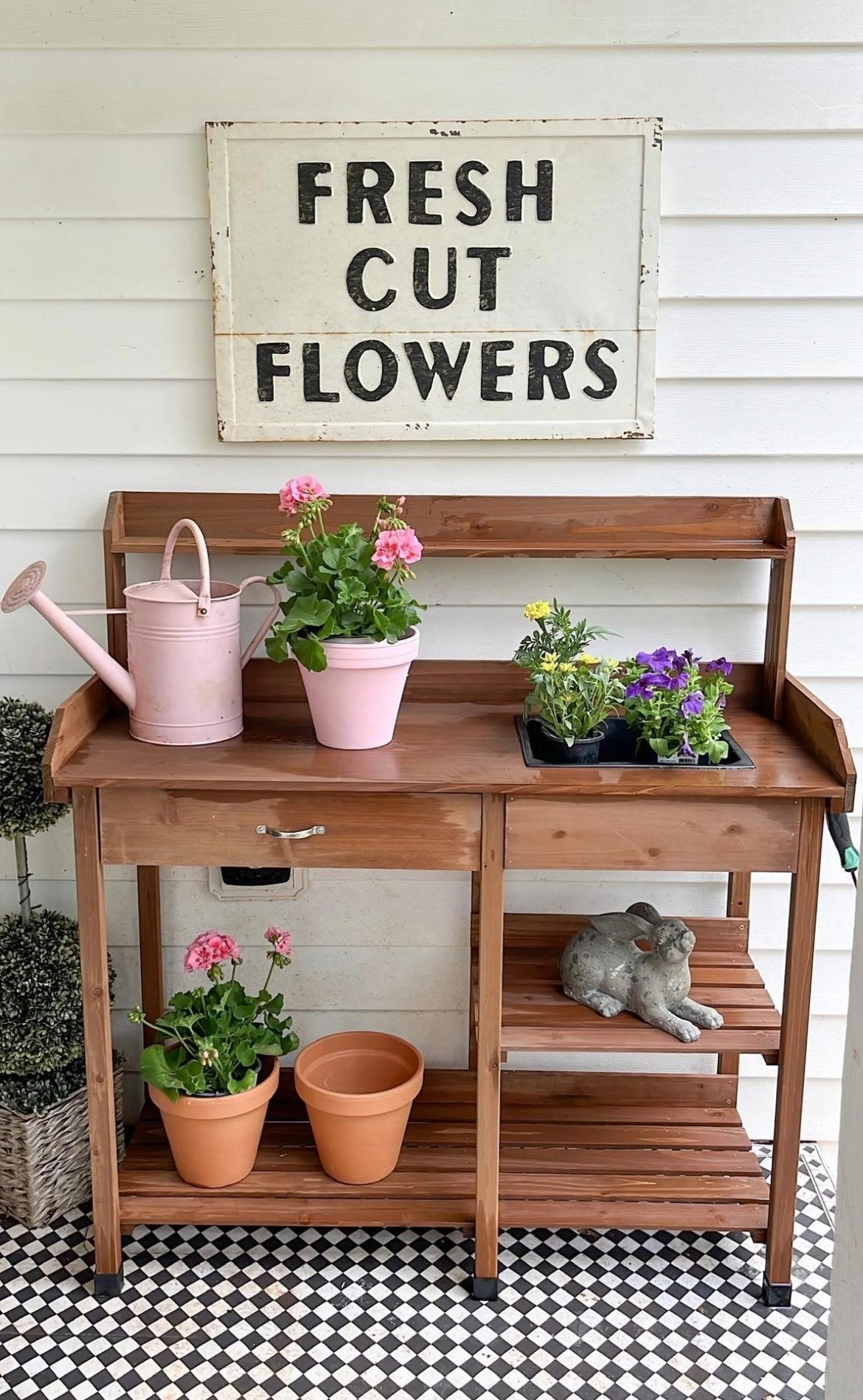 I love this potting bench! 