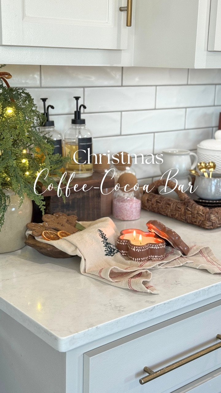 A Coffee-Cocoa Bar for Christmas! This space is more sweet than usual and I still needed to add more treats to this area. Loving preparing myself a good Ice Cocoa-coffee with espresso. ⛄️
.
.
.
.
.
#christmasdecorations #coffeebar #homedesign