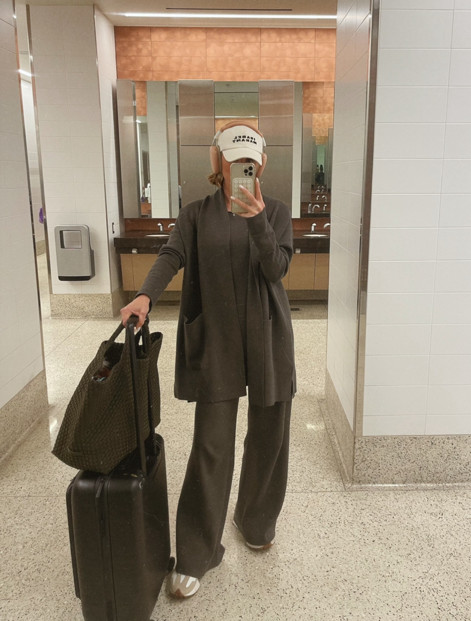 Comfy and chic airport outfit from my splendid collection. I'm 5'7 and wearing size small.