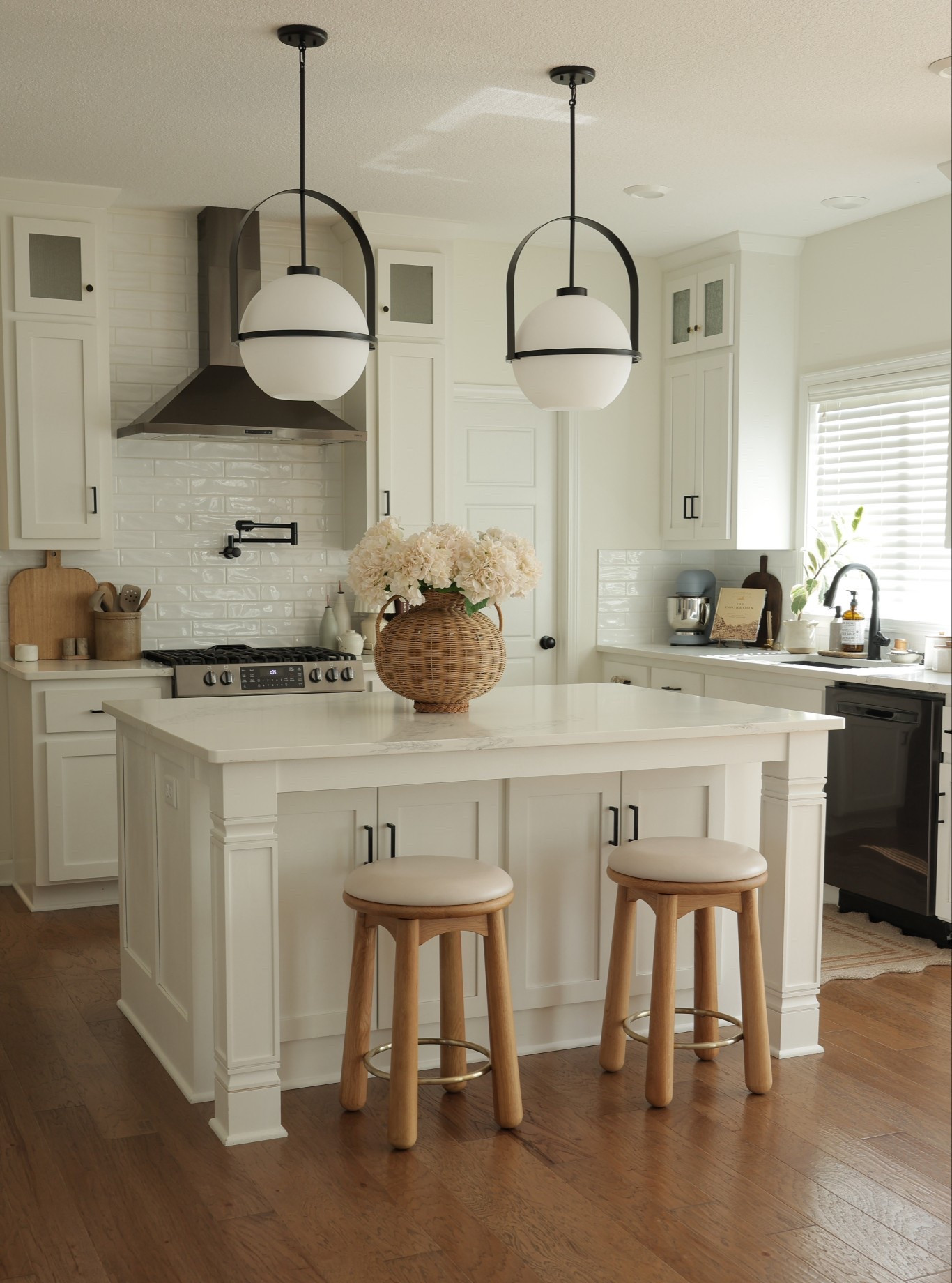 Eve swivel counter stools from @Denver Modern 



#liketkit #LTKHome
@shop.ltk
https://liketk.it/68yWL

#LTKHome