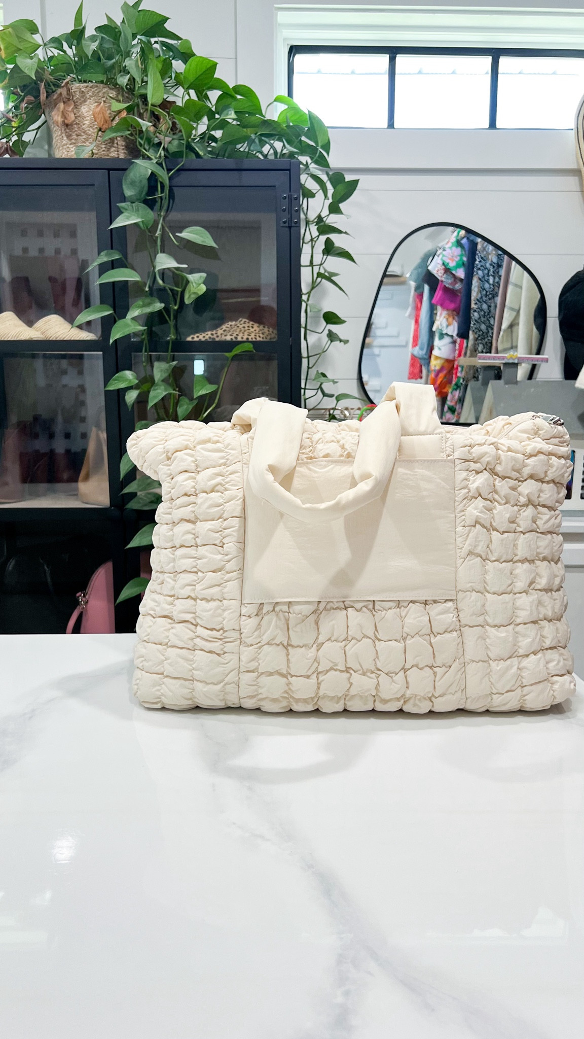 The BEST weekender / carryon bag! Large outside zipper pocket, zipper pocket and side pockets inside.

Plus how cute is this puffer look?



#LTKfindsunder50 #LTKtravel #LTKitbag