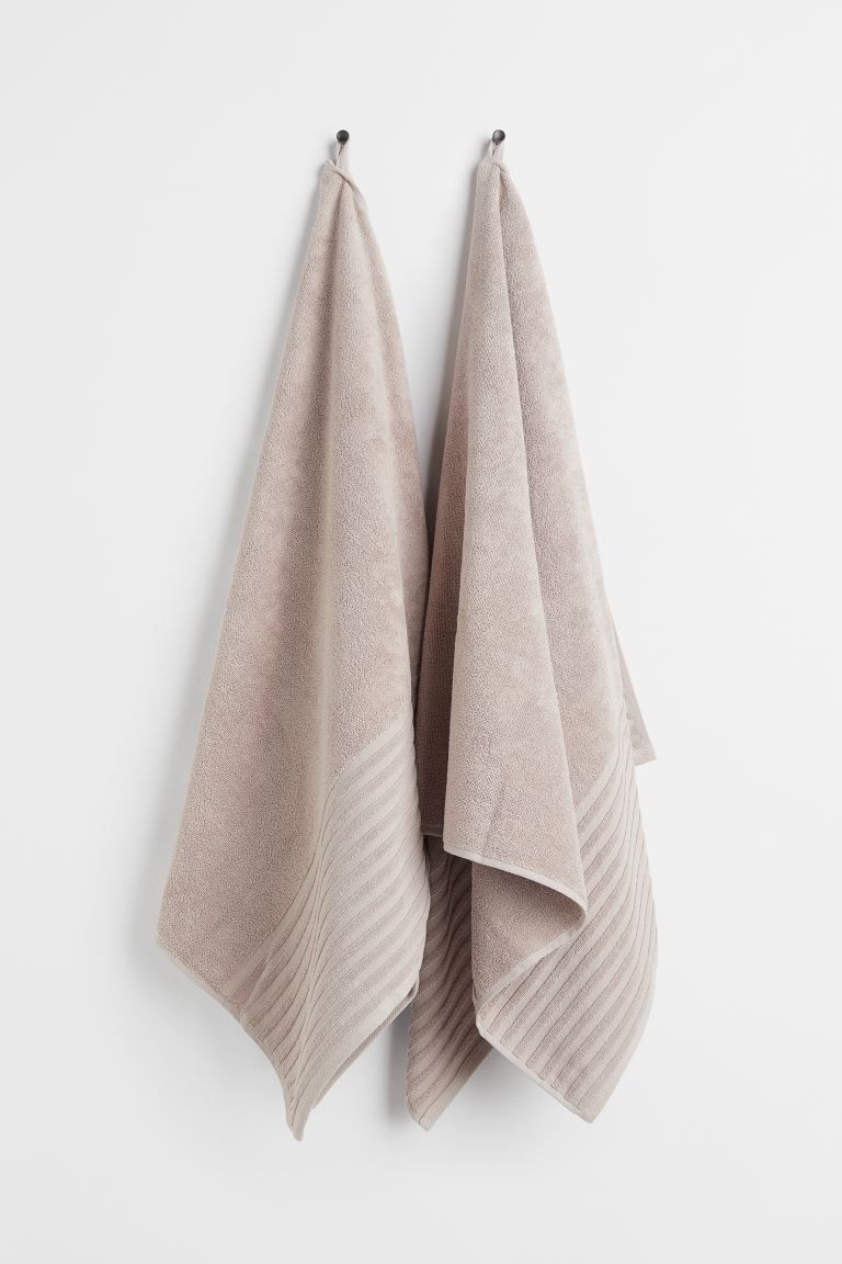 Set with two matching bath towels in soft cotton terry. Hanger loop on one long side. Series incl... | H&M (US + CA)