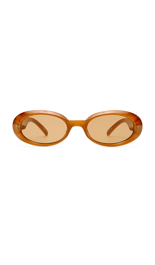Le Specs Work It Sunglasses in Gold Pearl & Tan Tint. Size all. | Revolve Clothing (Global)