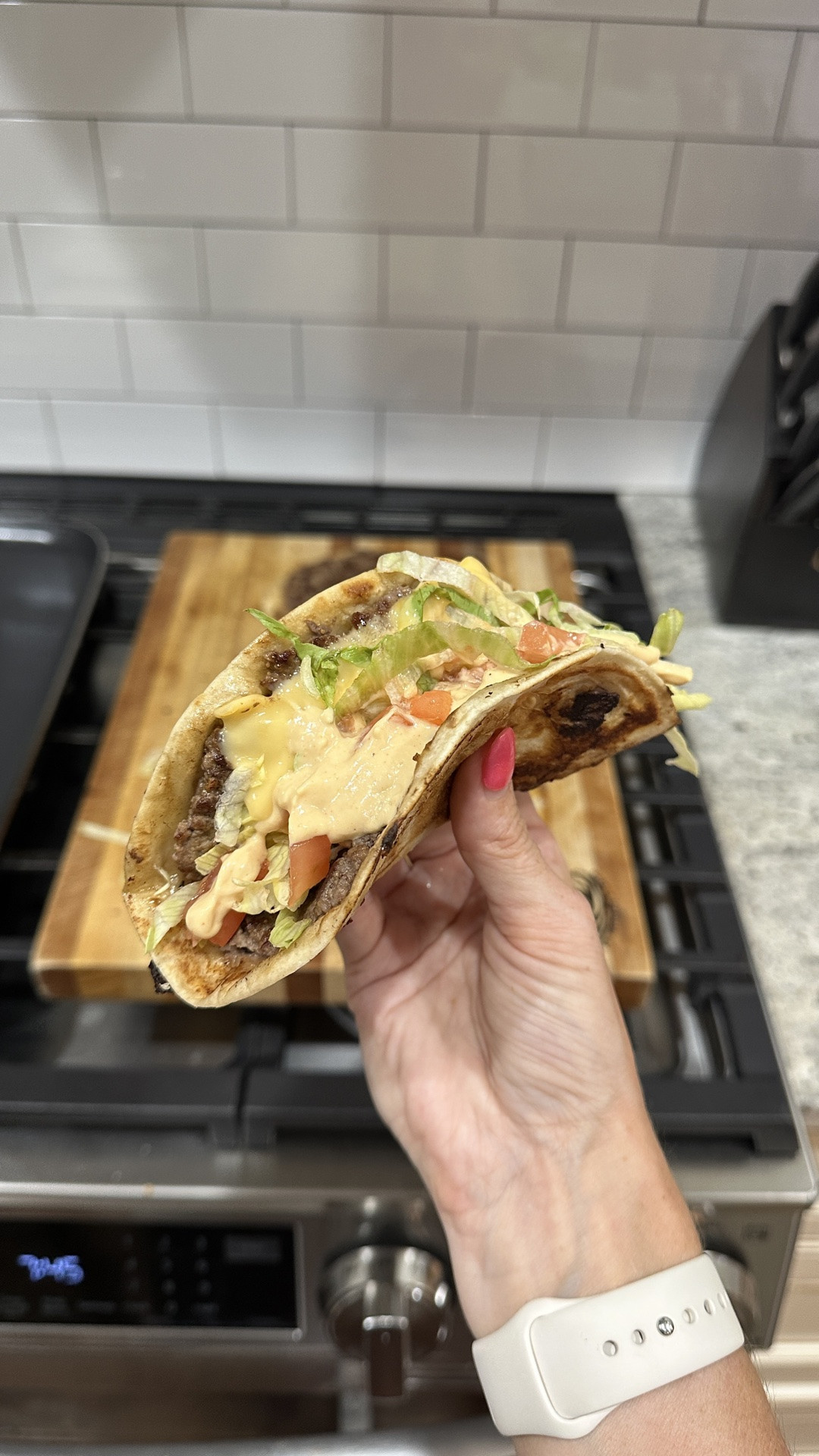 Okay…burger night + taco night in ONE?! 😂🙌

These Smash Burger Tacos are SO good and ridiculously easy.

You press the ground beef right onto the tortilla, cook it beef-side down on a hot griddle until it gets that crispy smash-burger crust, then flip it, add cheese + all your favorite burger toppings. 🤤

We did lettuce, tomato, pickles + burger sauce and these were such a fun easy dinner!