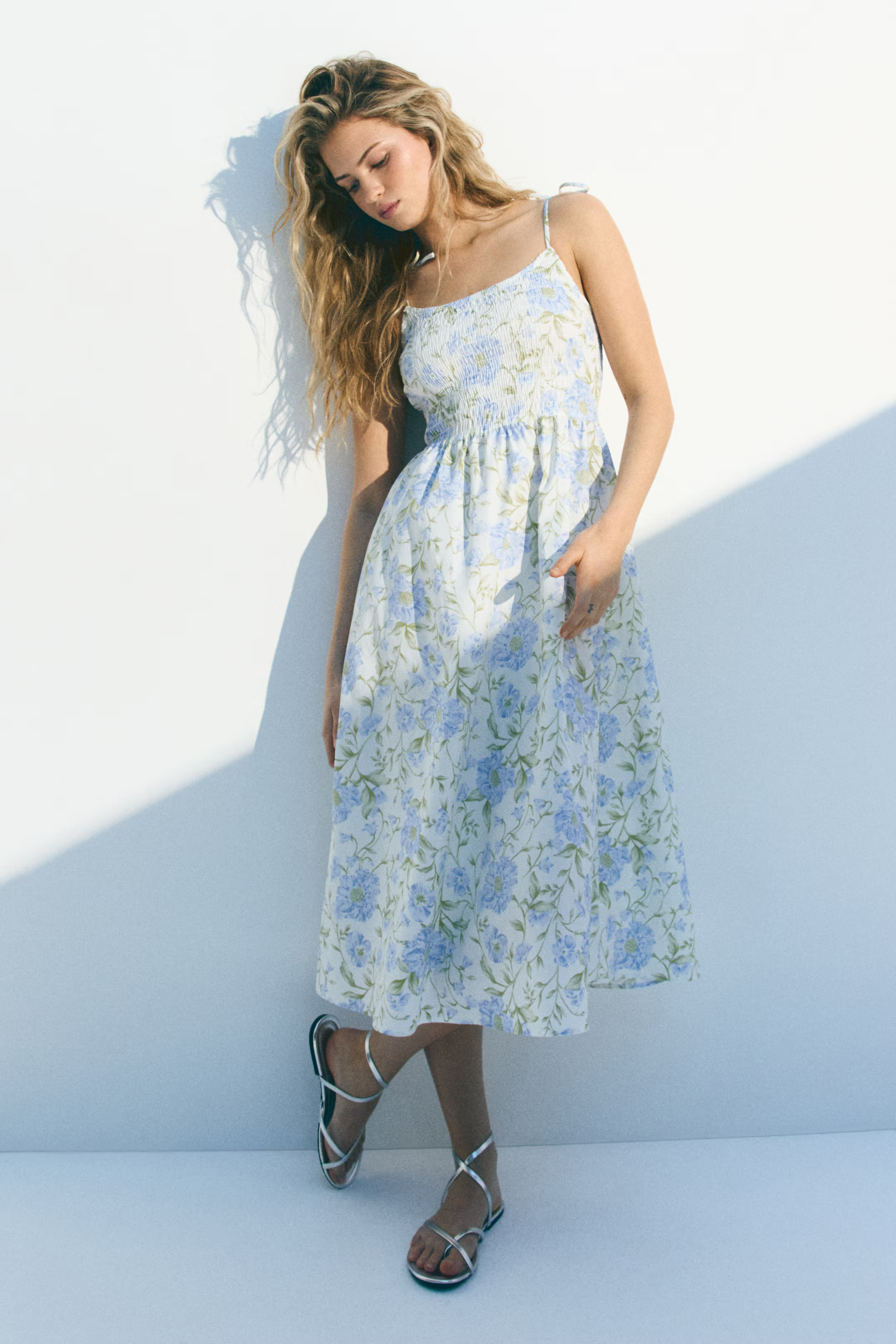 Gesmoktes Kleid mit Bindeträgern | H&M (DE, AT, CH, NL, FI)