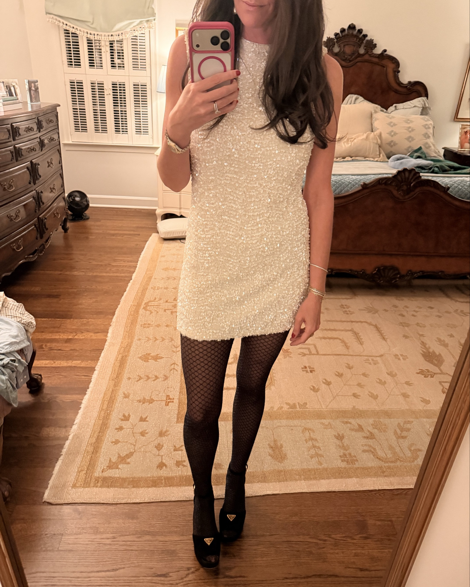 This dress from H&M is only $50!! GREAT for a holiday party or a NYE look! Also a moment for the panty hose 😍

#LTKHoliday #LTKFindsUnder50 #LTKootd