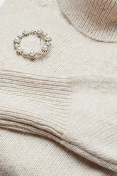 Polo-neck jumper with a brooch | H&M (UK, MY, IN, SG, PH, TW, HK)