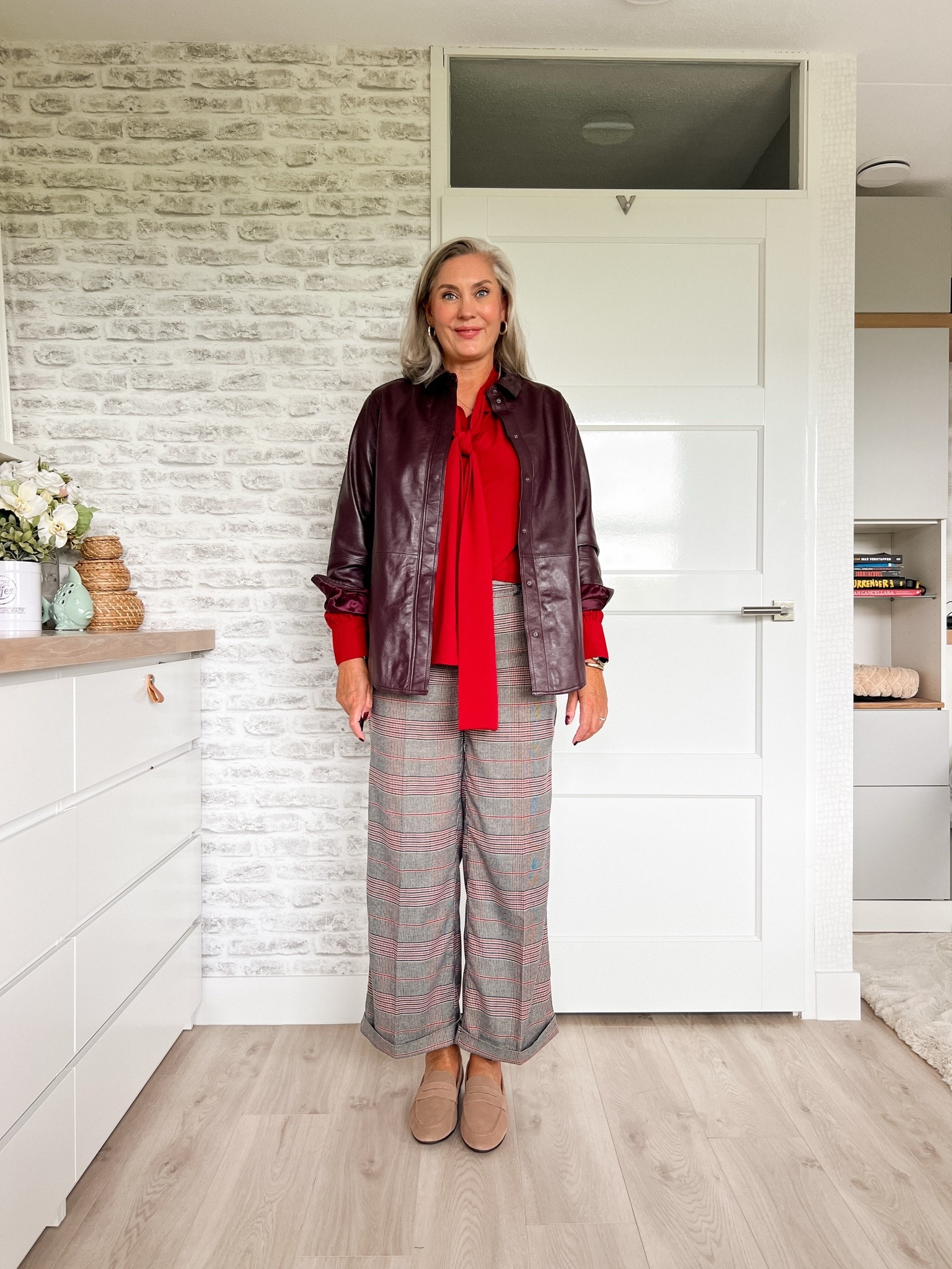 Power Classic
Een bordeauxrode echt leren overhemdblouse (42) over een rode chiffon blouse met strik detail (42) op een geruite broek (42 maar valt wat klein) en beige suède loafers (goed op maat)

#LTKnederlands #LTKeurope #LTKautumn