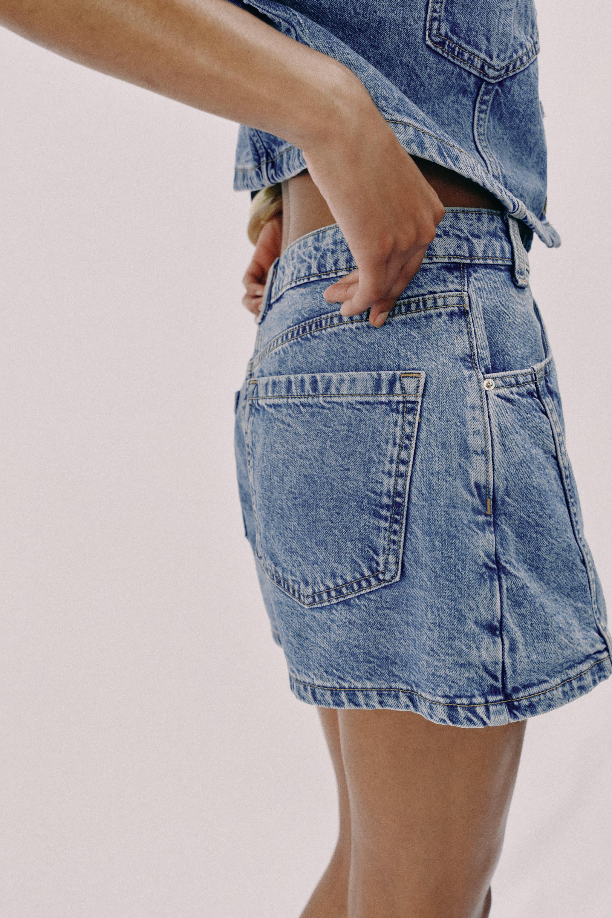 BeschreibungFarbeMaterialzusammensetzungMa\u00dfeGr\u00f6\u00dfe des Models: 179 cmRockhose mit W... | Zara US