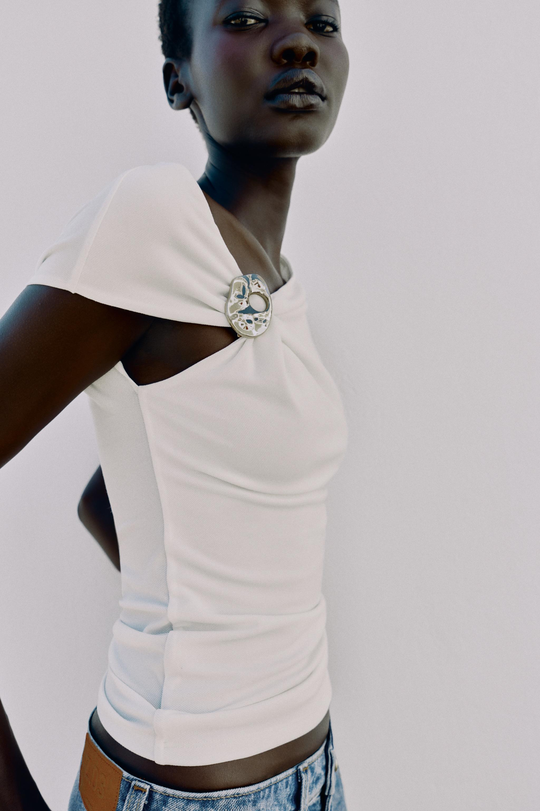 Asymmetric neckline top, sleeveless. Features front draping detail with an embossed metal hardwar... | Zara US