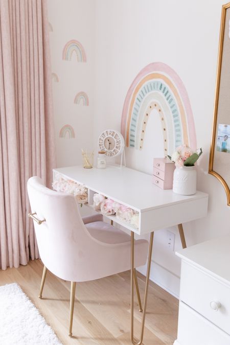 The prettiest little desk for a sweet little girl 💕