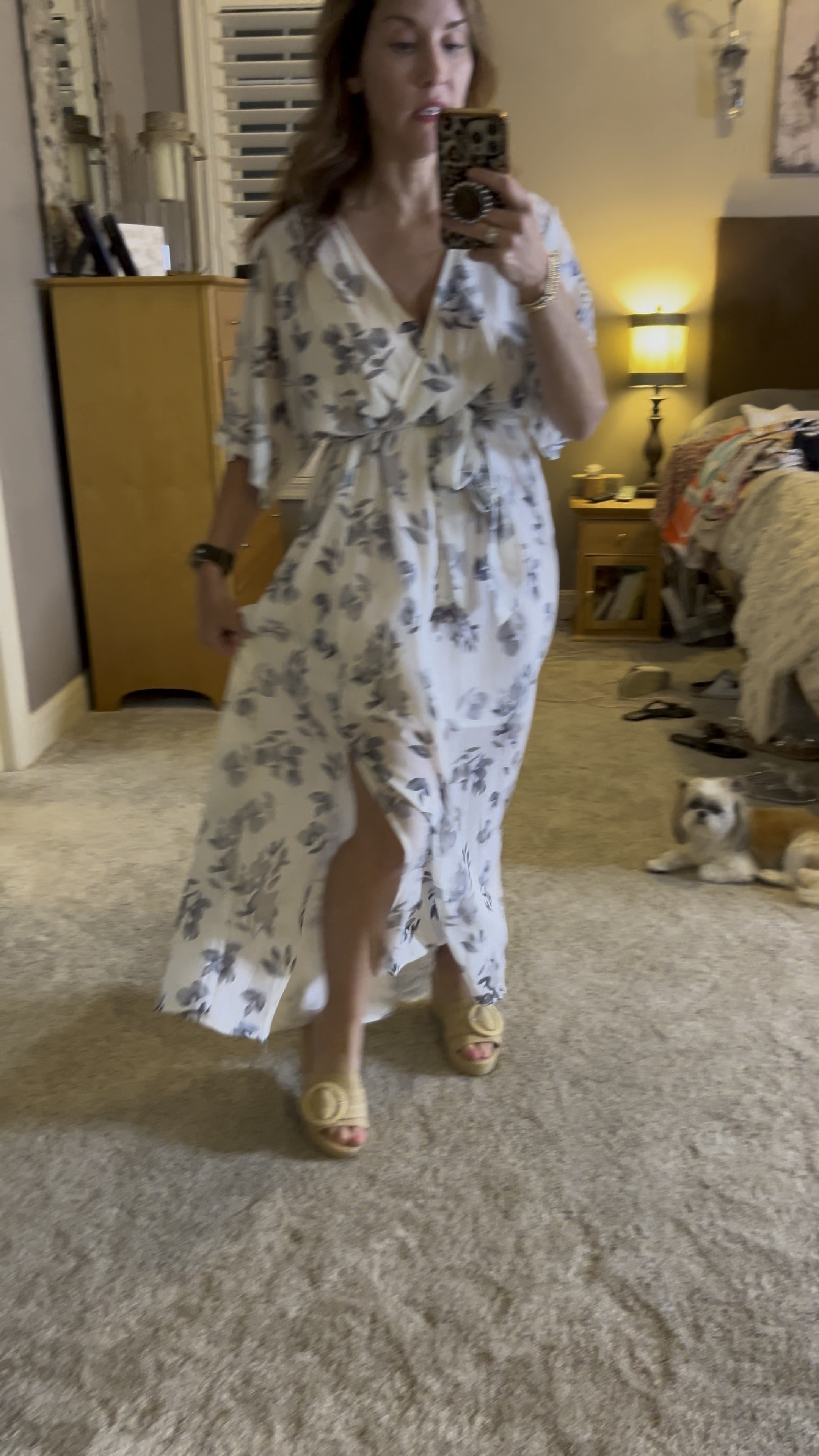 Gorgeous feminine flowy dress! Runs a bit big 

Size small 


Look for exclusive Crazy Busy Mama jewelry? Use code LORI10 and head to https://www.crazybusymama.com/CBMearrings 

Size Reference 
5’1 
120 lbs 