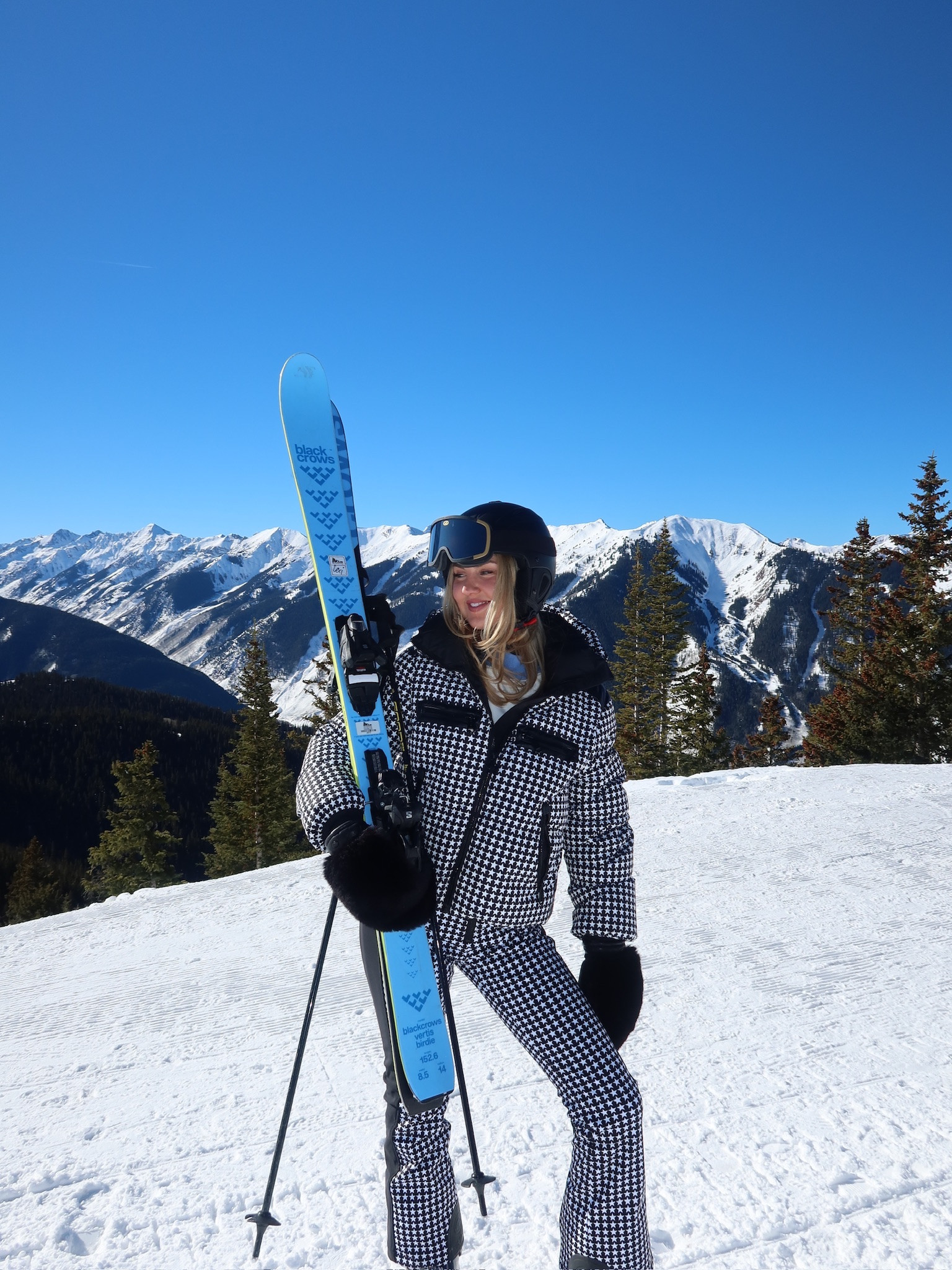 in LOVE with this ski outfit!! 🖤🤍 

cute ski outfit, snow outfit, trendy ski outfit, skiing, ski outfit 

#LTKSeasonal #LTKSaleAlert