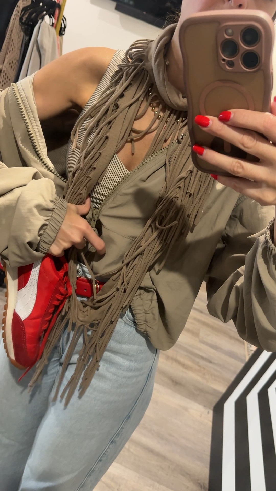 Le dije que me voy a poner esta chaqueta hasta para dormir hoy es viernes de Chillax y así me voy para el trabajo 

TIP 💡cuando no consigues el tono perfecto de zapatos que combine tu historia de colores, busca algo que encontraste notoriamente 

Chau chau ♥️￼￼