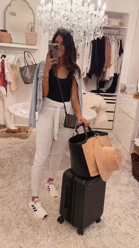 Airport outfit for your next vacation ✈️ I’m just shy of 5-7” wearing the size small sweatshirt and XS joggers #StylinbyAylin #Aylin

#LTKSeasonal #LTKstyletip