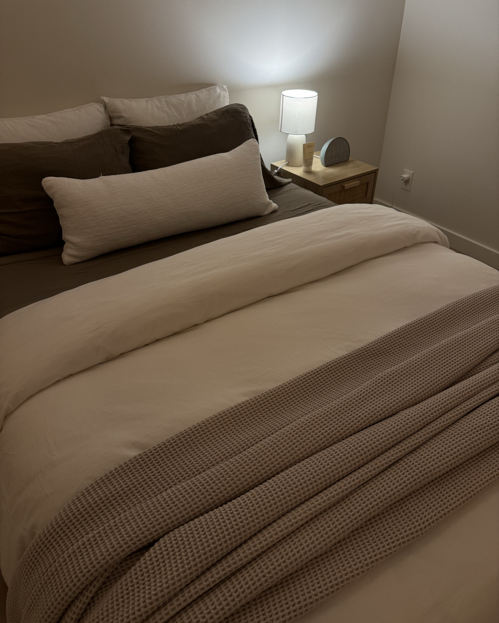 this week’s bedding! Fresh sheets every Sunday☁️🙌🏼 Sheets are in the color Walnut!


Neutral bedding luxury sheets bamboo sheets linen bedding neutral bedroom healthy routine productive Sunday reset routine soft bedding duvet lumbar pillow throw blanket waffle knit bed blanketts


#LTKHome #LTKHoliday