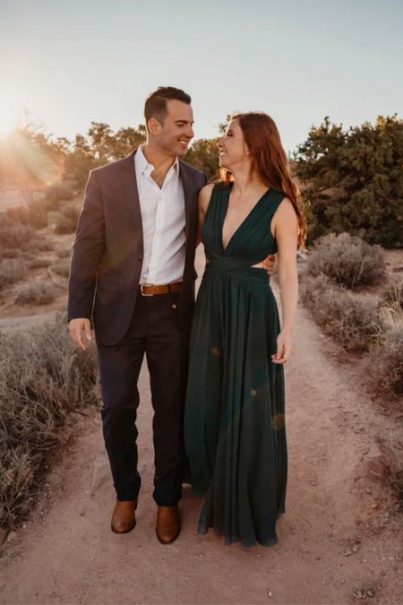 This green cutout maxi dress is perfect for engagement photos!

Engagement photoshoot, fall engagement, outdoor engagement photoshoot