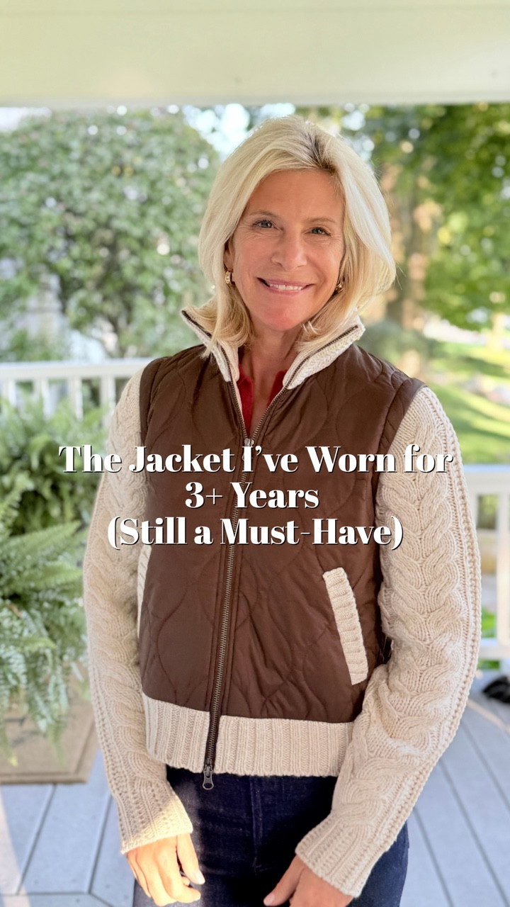 Three years ago I bought this jacket…and one of my kids “borrowed” it. (It has a lovely new home in the East Village😂 

Luckily, @veronicabeard brings it back every year because it’s that good. It covers just enough, layers well, and is one of my best fall investments. I'm just happy to have it "back"....kinda. 😉

I'm wearing an XS. If you want to layer a bigger sweater under it, I would size up.