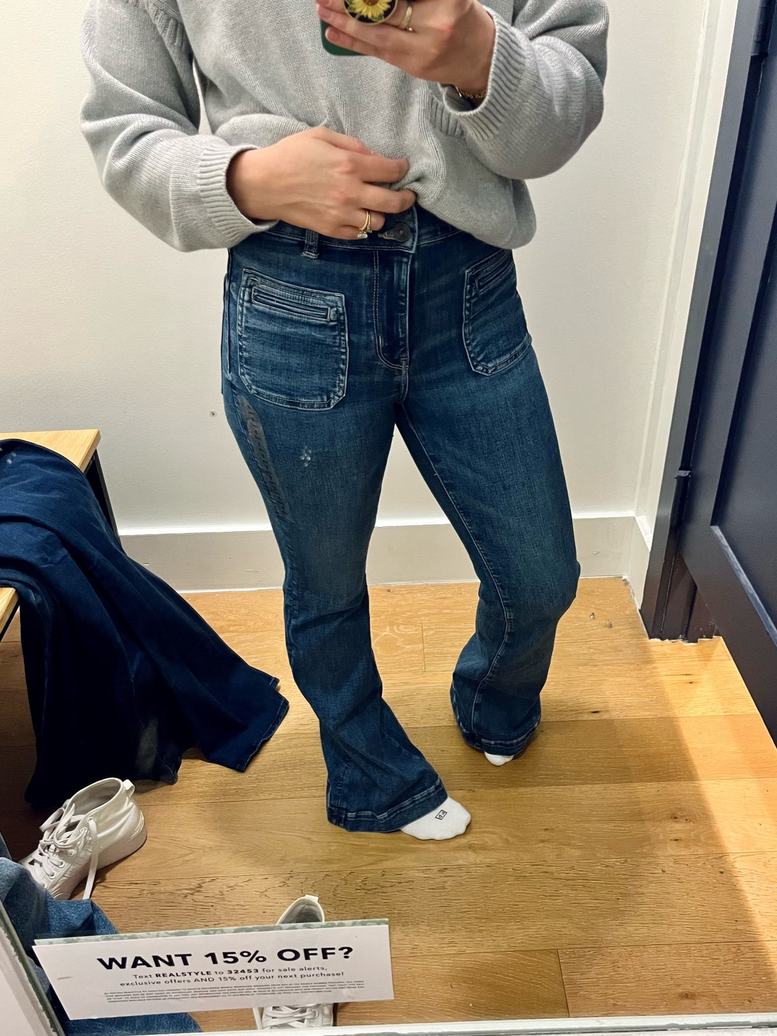 Flared jeans at American Eagle! Loved the fit & length on these. I normally wear a size 4 & am 5’4, I got size 2 standard length. Good stretch & also very comfortable (also make your butt look good 👌🏼)