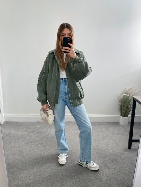 Ways to wear a green bomber jacket 💚

Add a pair of straight leg jeans, white T-shirt and new balance trainers for an easy spring outfit. 



#LTKSeasonal #LTKstyletip #LTKeurope
