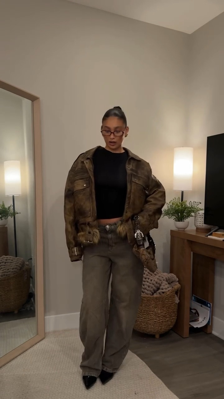 styling video of the day 🎀
details:
top @garageclothing 
Jeans @urbanoutfitters 
Shoes @jeffreycampbell 
Jacket @jadedldn 
Bag @coach 
Glasses @urbanoutfitters