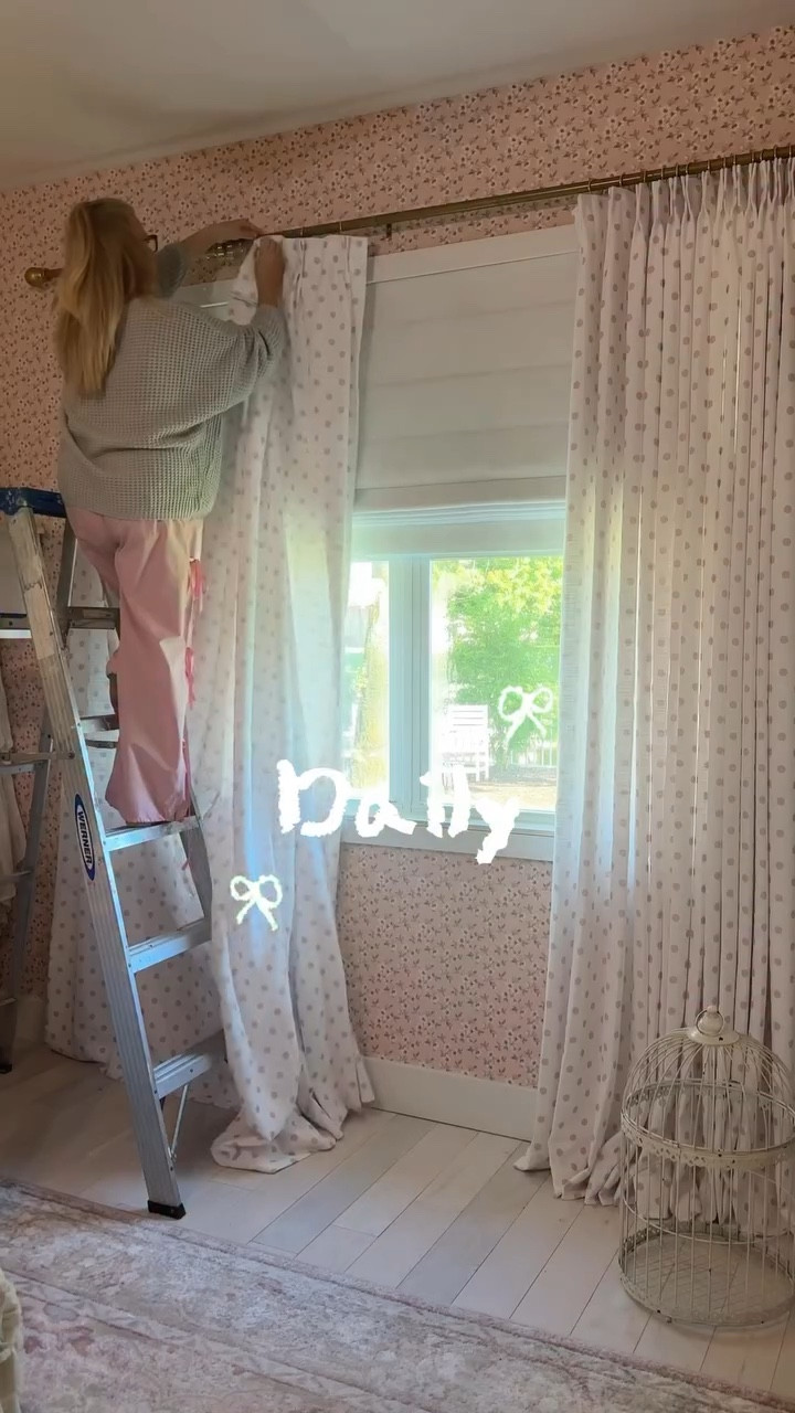 💗💕 Warning: excessive pink ahead! My daily life is all about prep, and clearly, my color of choice is PINK! 🎀 
Happy weekend, friends! I'm breaking up all the fall decor with some pretty in pink action! 💕 

Shoutout to @twopageshome for the adorable pink polka dot curtains - my inner girly girl. 
Use code “Jen” to save 24% off curtains 

#pink