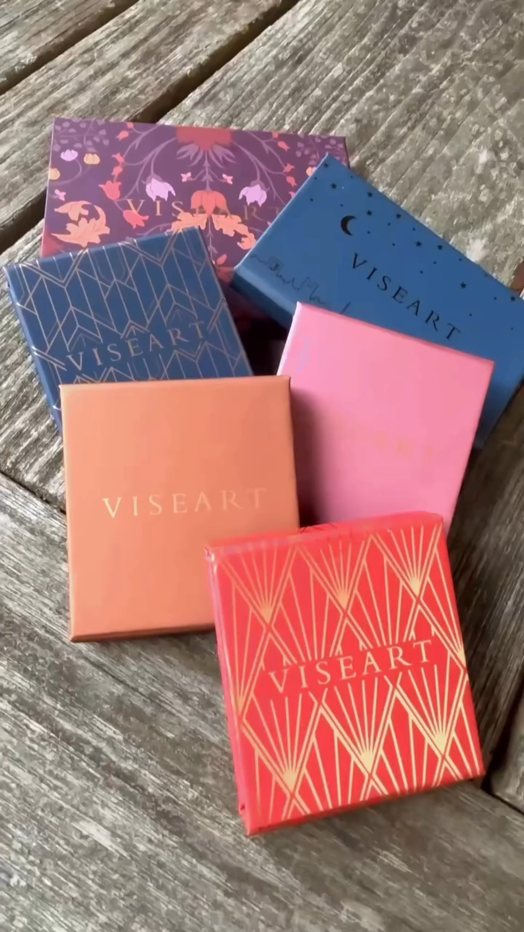 @viseart High performance HD ready mini palettes of buildable blendable color in matte, shimmer, duochrome and multichrome finishes. Travel ready, recyclable and PIGMENTED. Doesn’t matter if you’re a professional or enthusiast, they blend effortlessly 👩🏽‍🎨
 
#viseart #viseartparis #promakeup #eyeshadowpalettes #eyeshadowoftheday #fallmakeup #matteeyeshadow #duochromeeyeshadow #dmvmua #baltimoremua