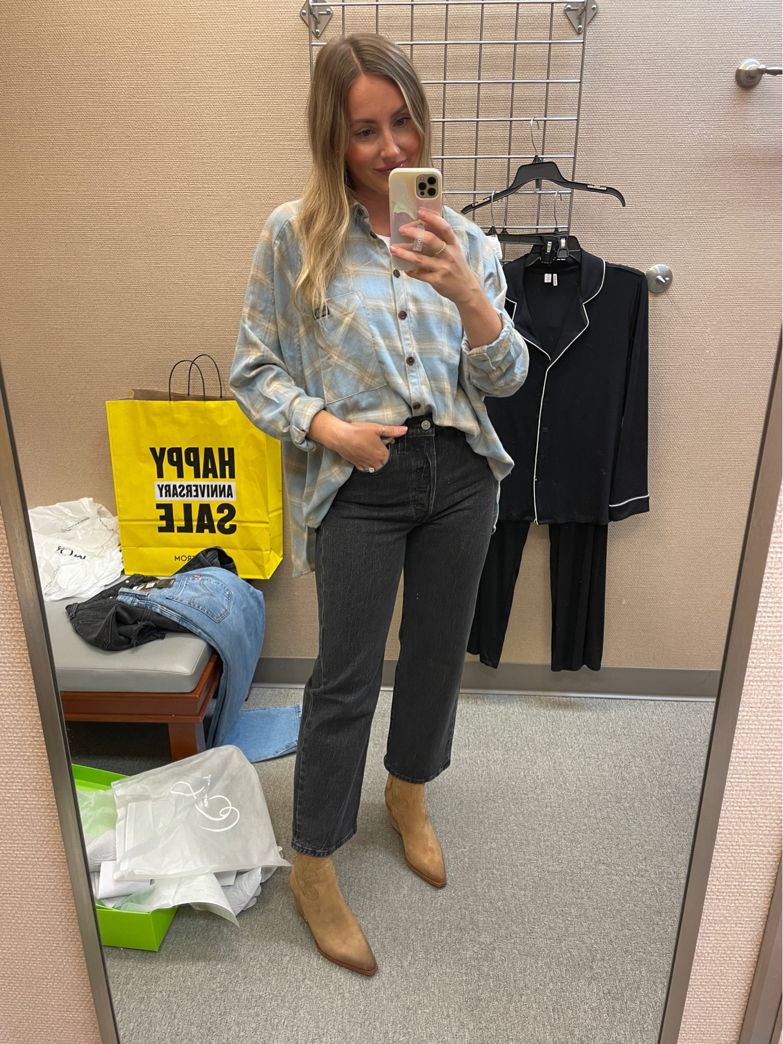 Nsale fall outfit 
BDG shirt - S (oversized fit)
Levi’s - tts fit wearing 27
Sam Edelman booties - tts wearing 7


#LTKstyletip #LTKxNSale #LTKunder100
