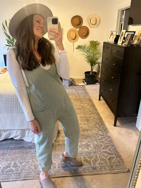 New stripped denim pattern on the viral Free People jumpsuit is SO cute for spring 🤠