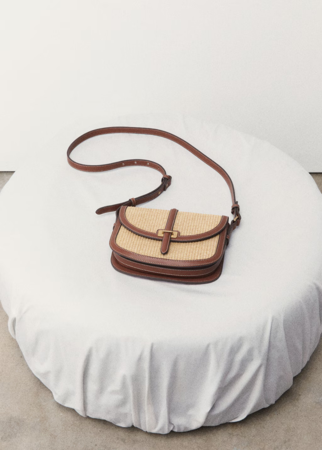 Raffia-effect shoulder bag | Mango (US/MX/AU)