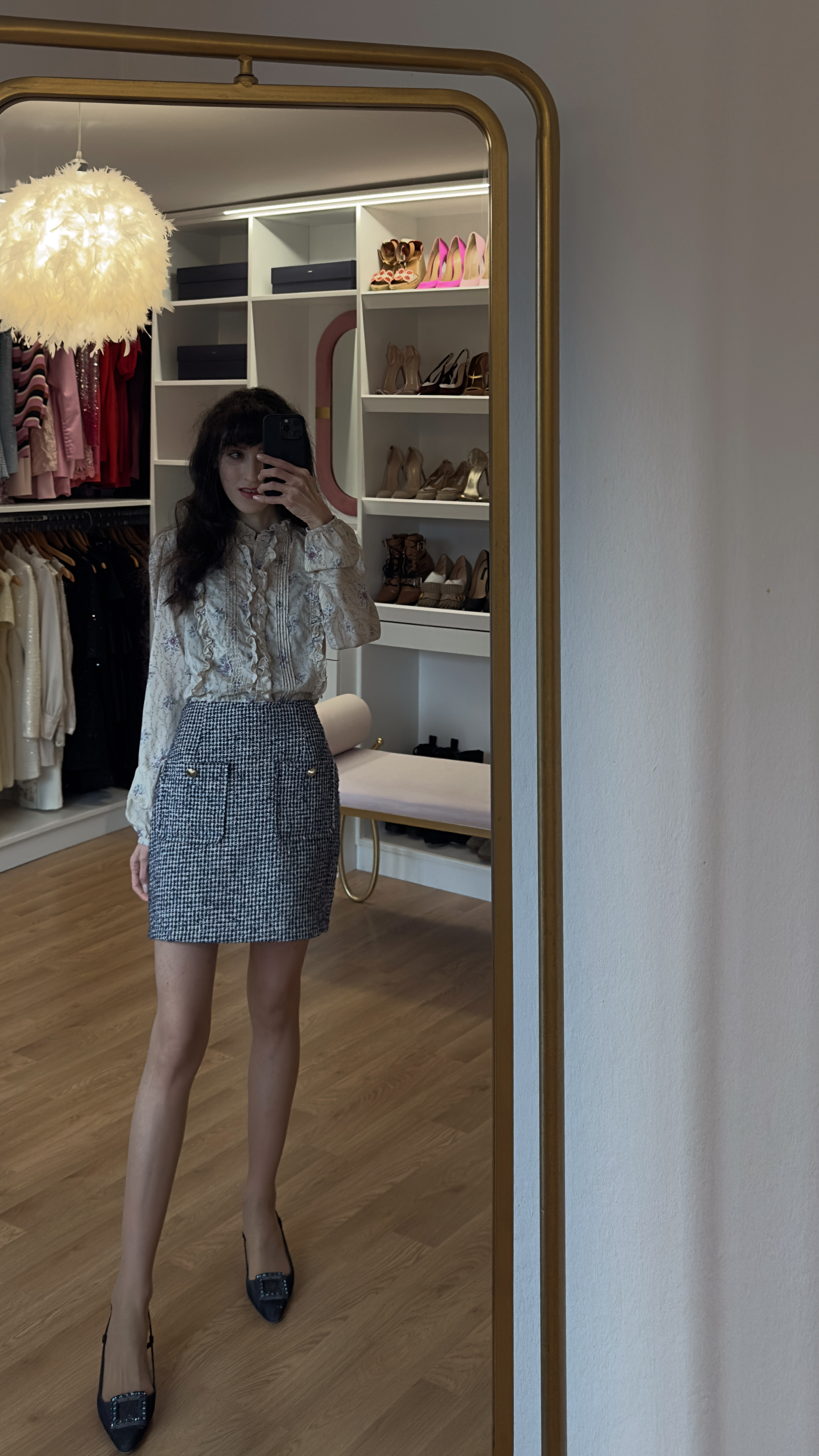 look femininos, feminino elegante, look basico, estilo elegante, looks basicos, casual chique, look casual feminino, looks femininos estilosos, spring, spring inspo, spring fashion, casual, spring outfits, european outfits, europe spring outfits, floral satin blouse outfit, blue tweed mini skirt, denim kitten heel slingbacks, ruffled blouse styling, Chanel inspired mini skirt, romantic blouse tweed skirt, spring 2026 fashion, old money aesthetic, classic spring look, refined feminine style, French girl fashion 

 #LTKdayinmylife #LTKootd #LTKSeasonal