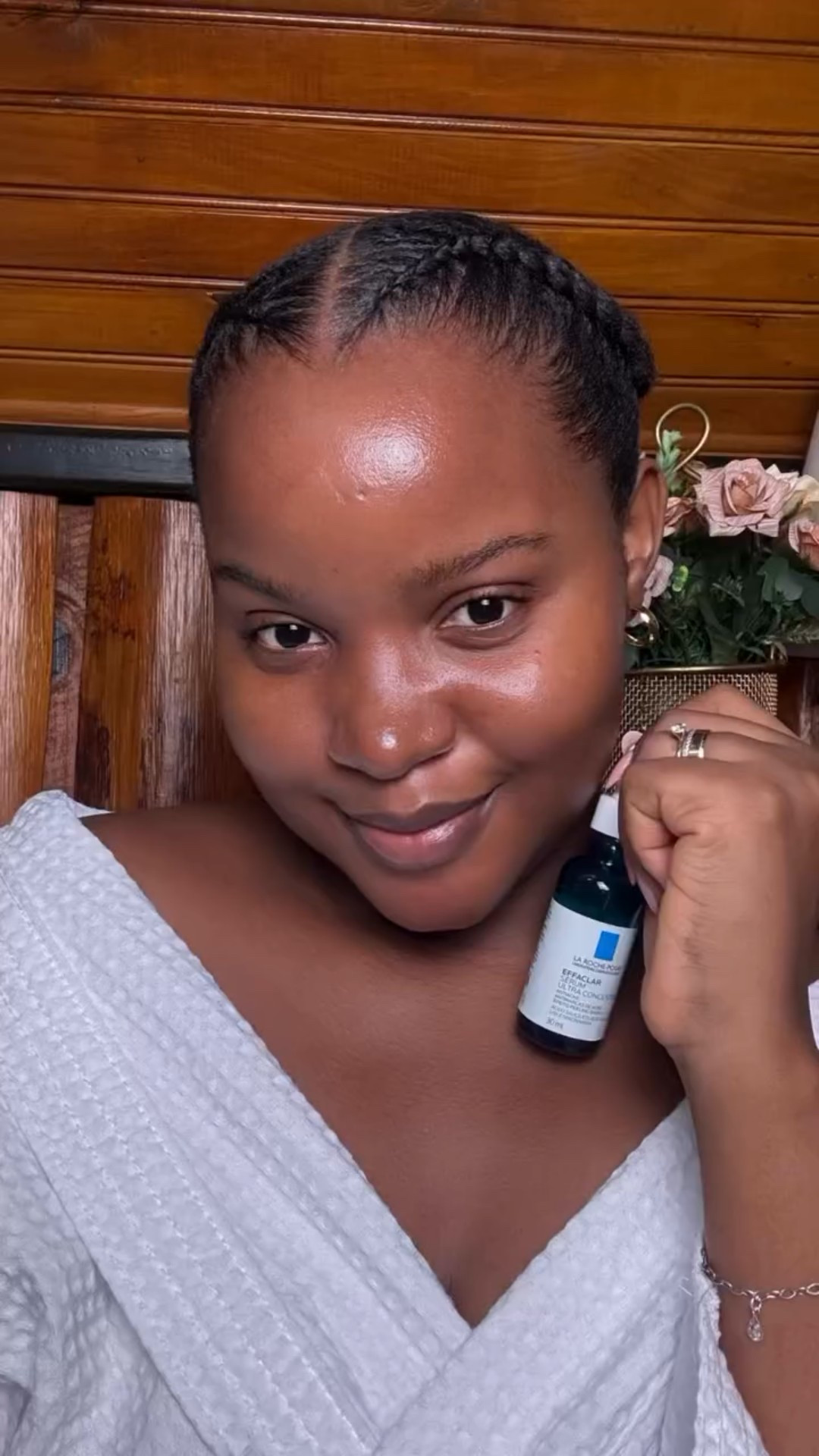 Recebi várias mensagens perguntando, como é possivel teres surgindo com uma acne enorme e dois dias depois aparecer com pele plena como se não tivesse acontecido nada! Qual é o segredo? 

O segredo é o effaclar serum concentrado de @larocheposaybr , que é antiacne, antimanchas de acne e peeling diário! 

Comecei a usar já a algum tempo durante a noite. É uma dica, comece usando ele, um dia sim e outro dia não, para a tua pele receber ele de braços abertos😊😊

Outra dica, ao colocar ele faça o método sanduíche. Põe um pouco do seu hidratante facial e depois o serum , em seguida outra camada de serum effaclar concentrado. A pele acorda totalmente diferente no dia seguinte,  só primeiro dia de uso.

#LaRochePosaySkinCare
#SquadLRP #EffaclarSerum #publicidade #pelesaudável #skincare #acne

#LTKbrasil #LTKbeleza