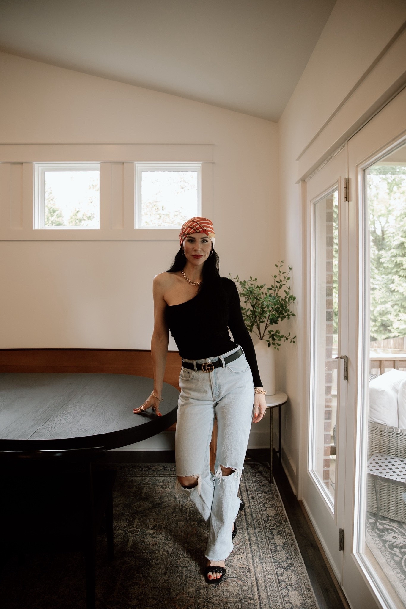 One sleeved tops are instantly sexy✨ (plus I love that I can still wear one strap with my strapless bra)  MNG Mango bandana, Gucci belt, Abercrombie denim 

#LTKBeauty #LTKTravel #LTKStyleTip