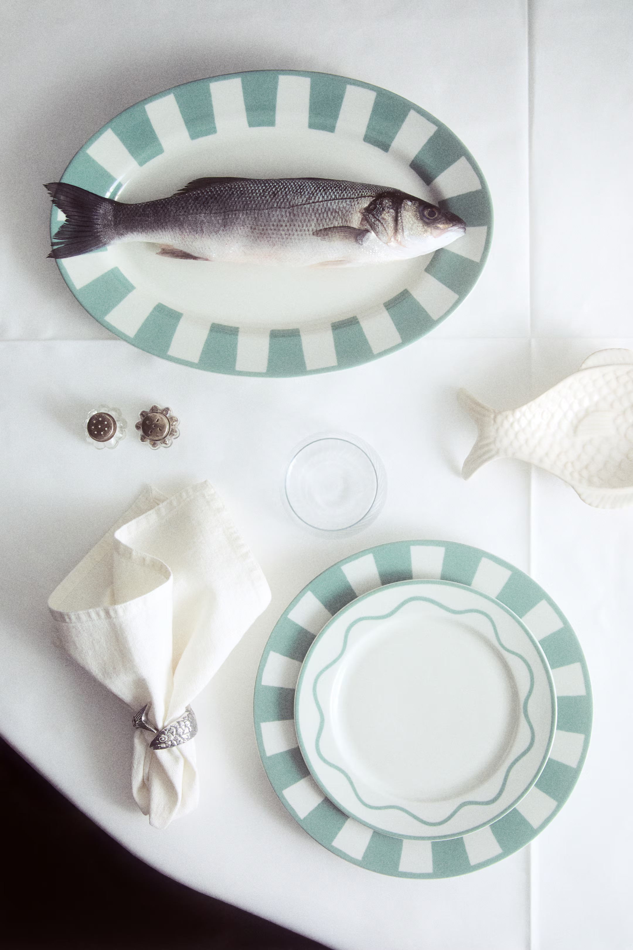 Medium-Sized Porcelain Plate | H&M (US + CA)