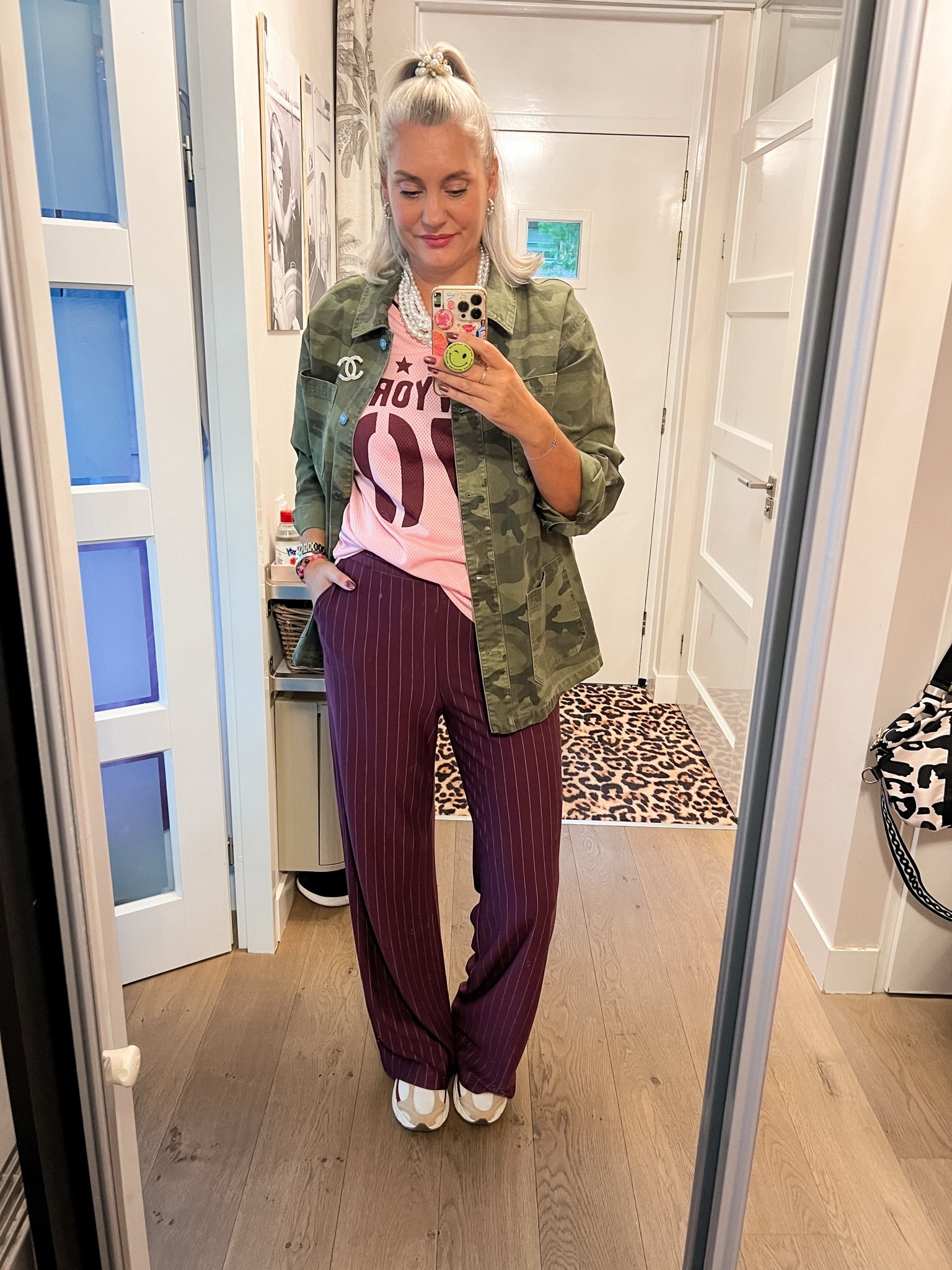 OOTD - Donderdag. Een roze sportieve top (https://ms-mode-nl.mpic.link/6488282) op een bordeauxrode broek met krijtstreep (HEMA, vorig seizoen), Nike sneakers en een camouflage jack (heel oud).

#LTKnederlands #LTKeurope #LTKmidsize