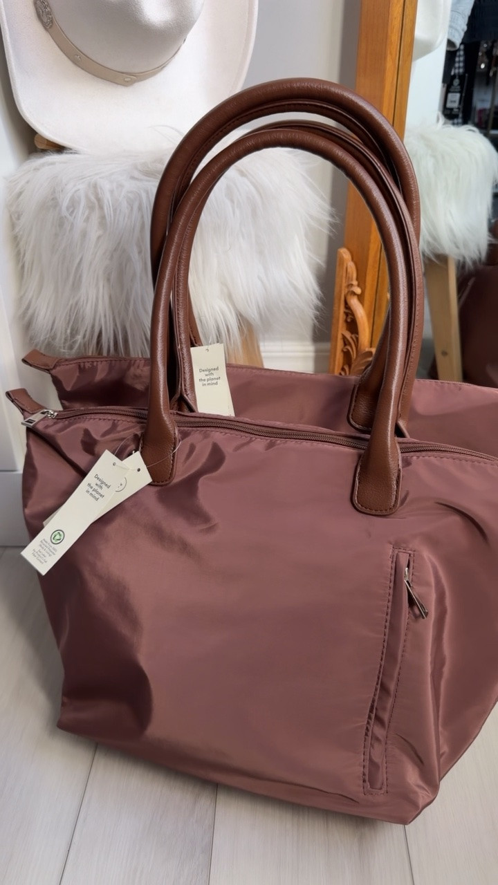 These totes are so nice and only $6.50 right now 🤯 Grabbed these for gifts!!