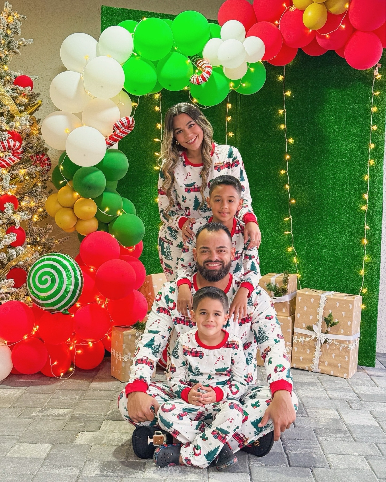 Merry Christmas 🎄❄️🎁 #thebarbansfamily

#yanigofficial 

#LTKHoliday #LTKSeasonal #LTKFamily