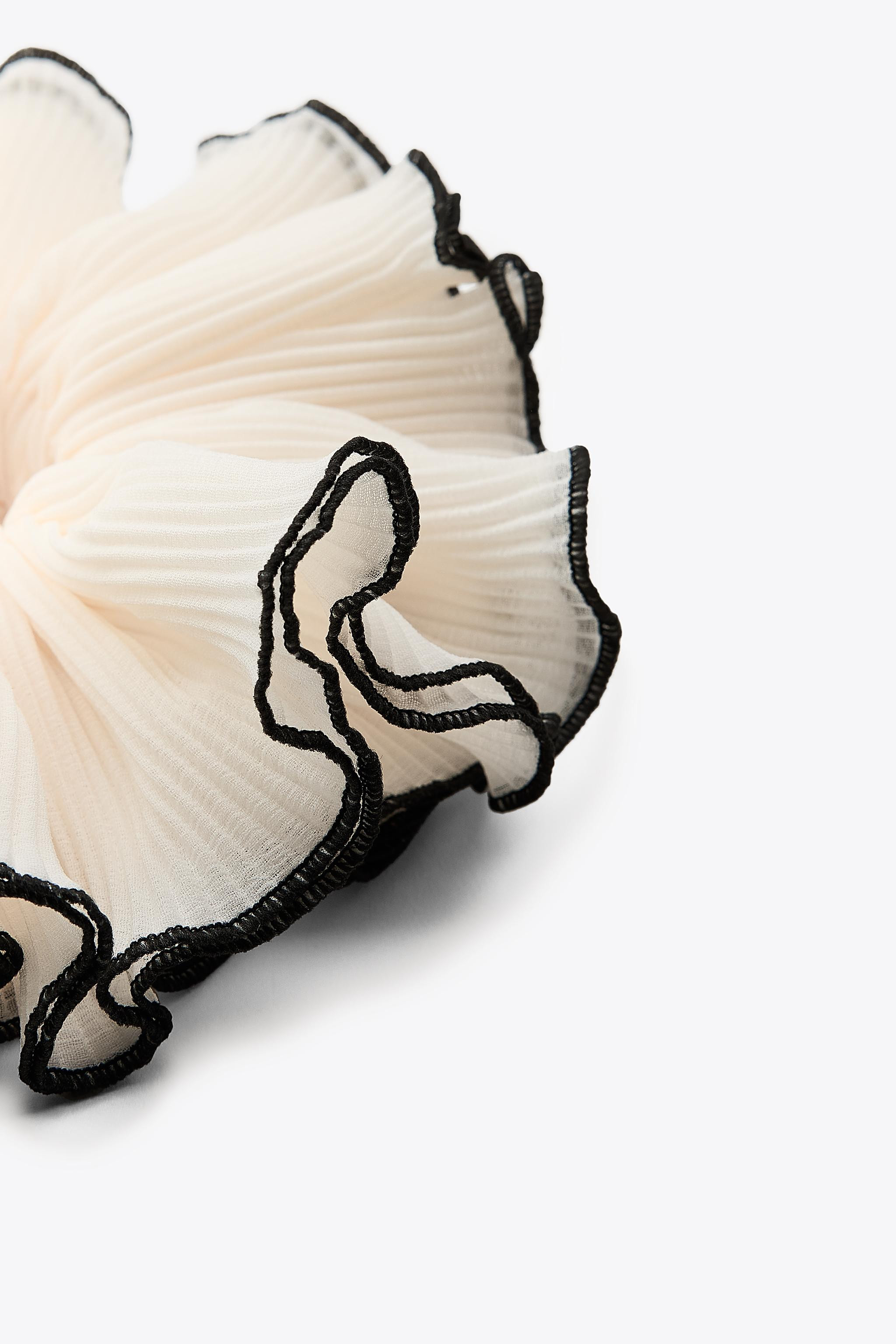 CONTRAST RIB MAXI SCRUNCHIE$ 25.90Ecru | 3920/080/712Add to cartAddMaxi scrunchie made of pleated... | Zara US