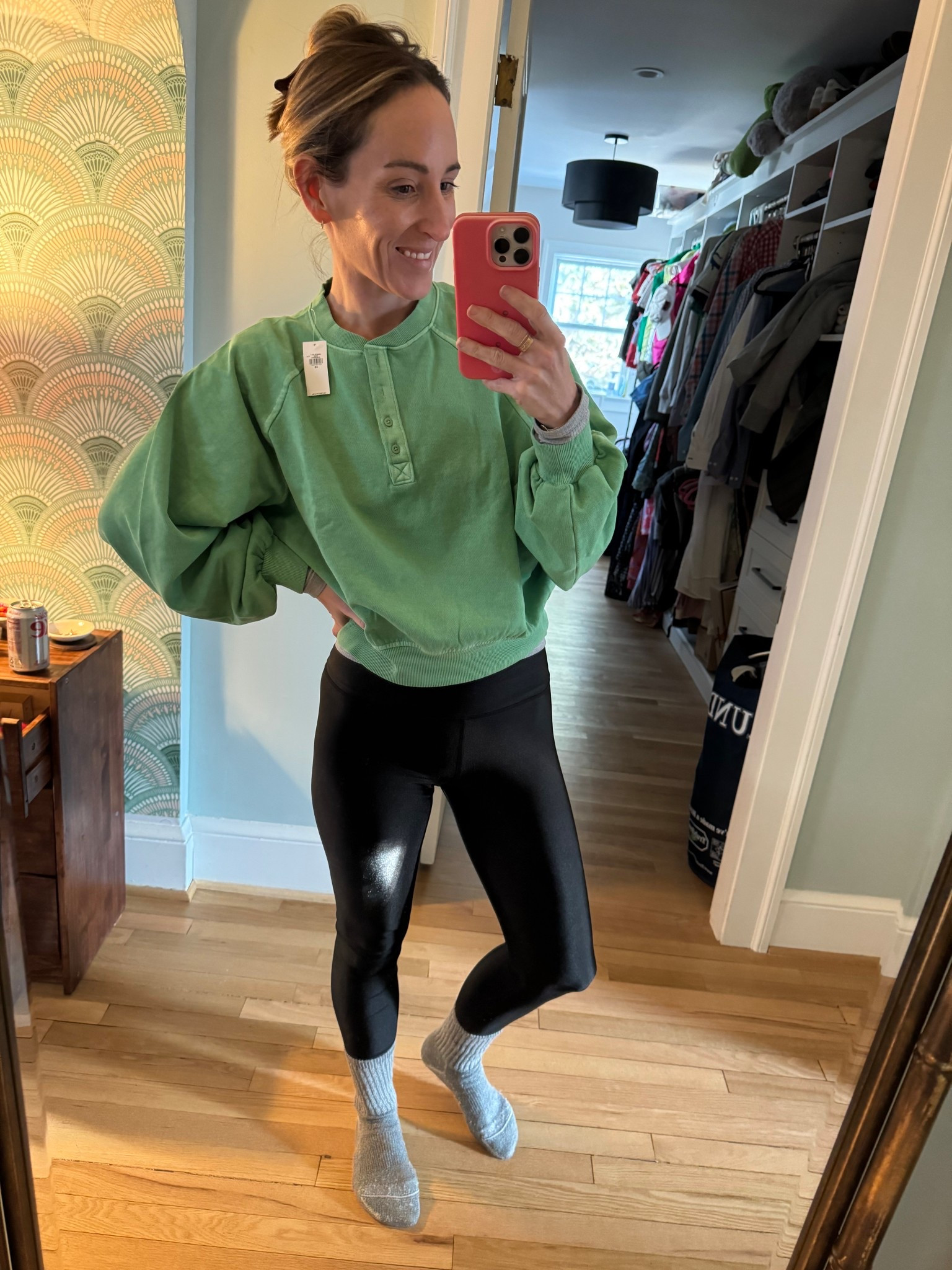 Kelly green button up sweatshirt || cropped sweatshirt | sweatshirt under $30 

#LTKgrwm #LTKdayinmylife #LTKValentine