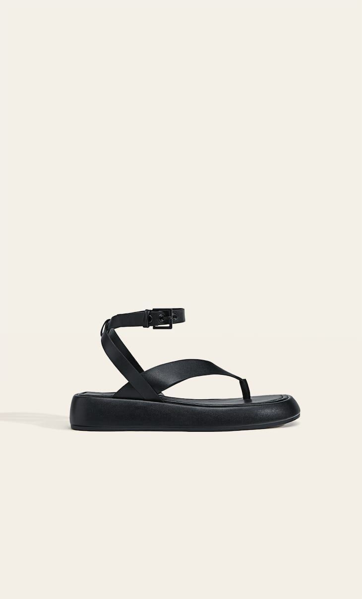 Tied flat sandals. | Stradivarius (UK)