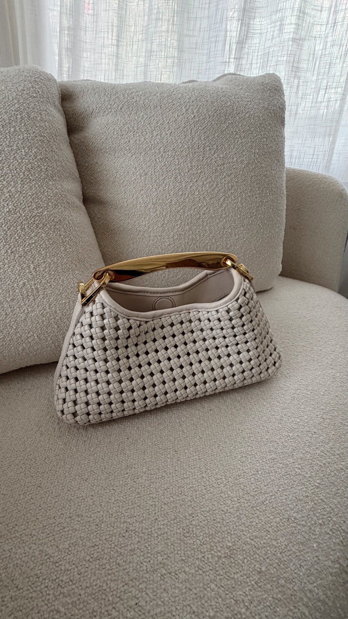 This bag definitely looks way more expensive than it is! #stylinbyaylin #aylin  @Elleme

#LTKSeasonal #LTKOver40