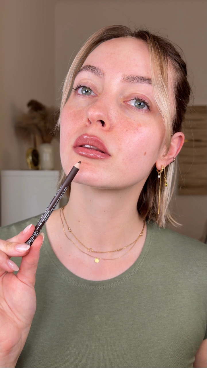 Ich habe diese Produkte benutzt: 
@catrice.cosmetics.germany Kohl Kajal 040 Optic Brown Choc
@bipa Look by Bipa Color Intensity Lipliner 070 Dusty Rose
@sheglam_official Own Your Shine Lipstick 

🔗 Link zu allen Produkten im Story Highlight Produkte 

#schminkenlernen #makeuptipps #makeuptutorial