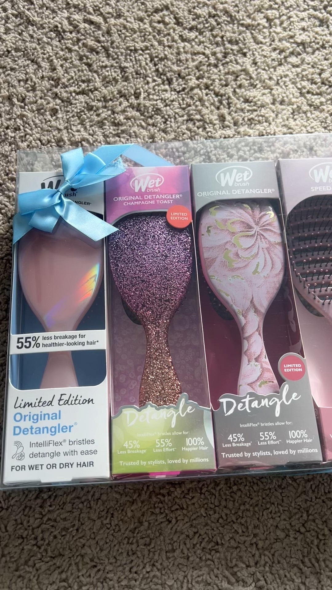 I love these @thewetbrush brushes and @HSN has them as a gift bundle!! I will split them up and add to stockings or add to other small gifts!  

#HSNInfluencer #LoveHSN #ad