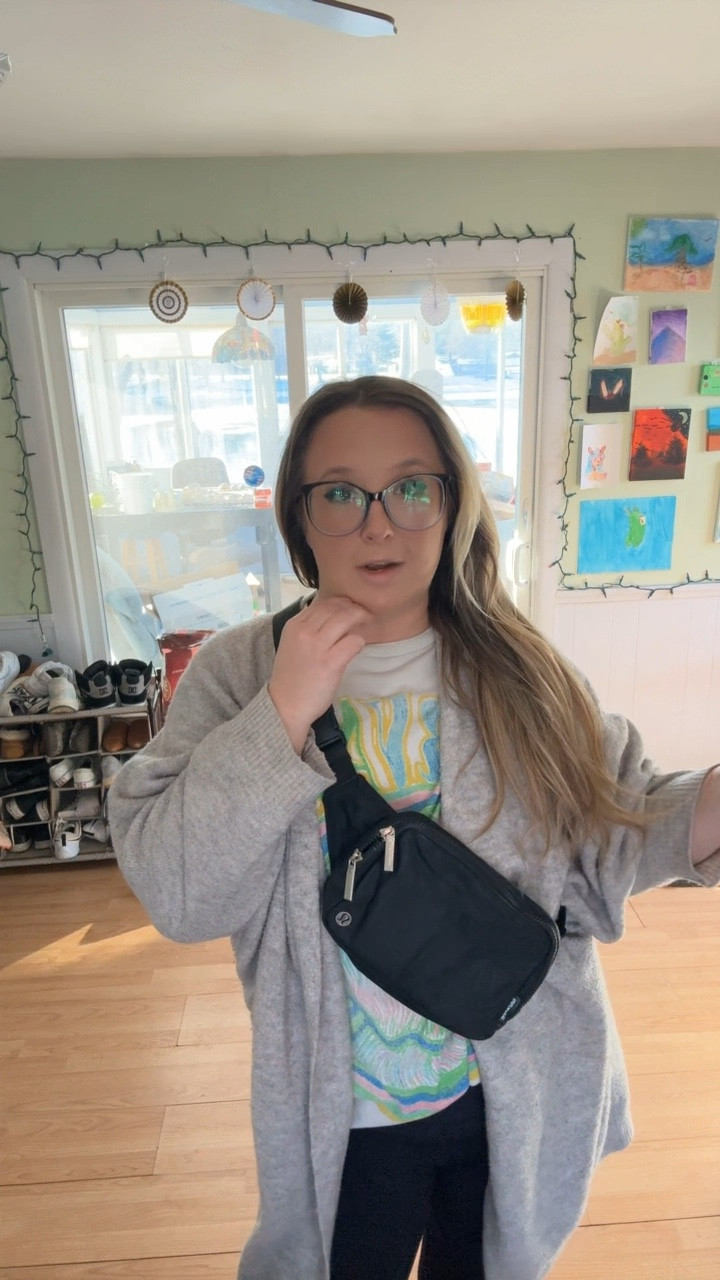 Cardigan - large
Bag - is the large 2L 
Tee - xl
Leggings - size 10
Shoes - size 8

#LTKMidsize #LTKTravel #LTKSeasonal