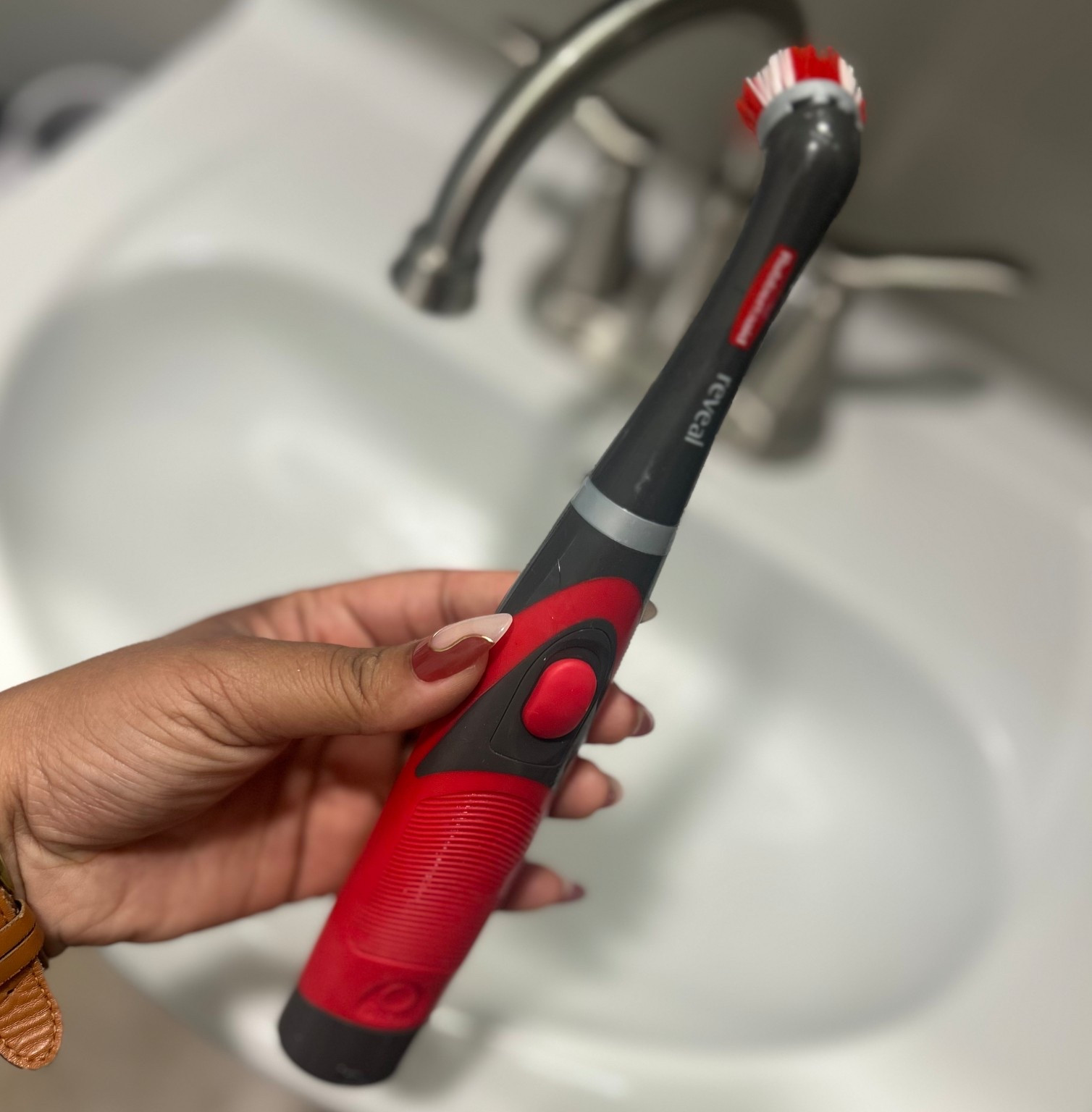 ✨ One tool I’ll never stop recommending the Rubbermaid Reveal Power Scrubber.