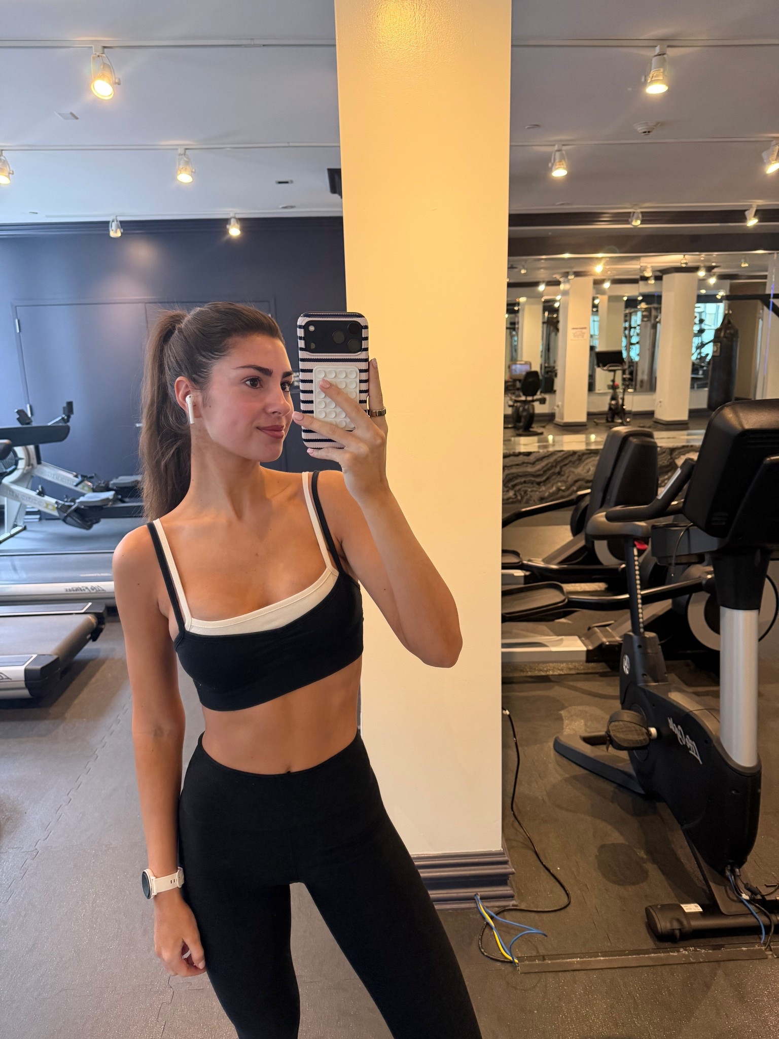 👟👟🏃🏽‍♀️🏃🏽‍♀️(my top is from Urban but they no longer sell so linking a similar one)