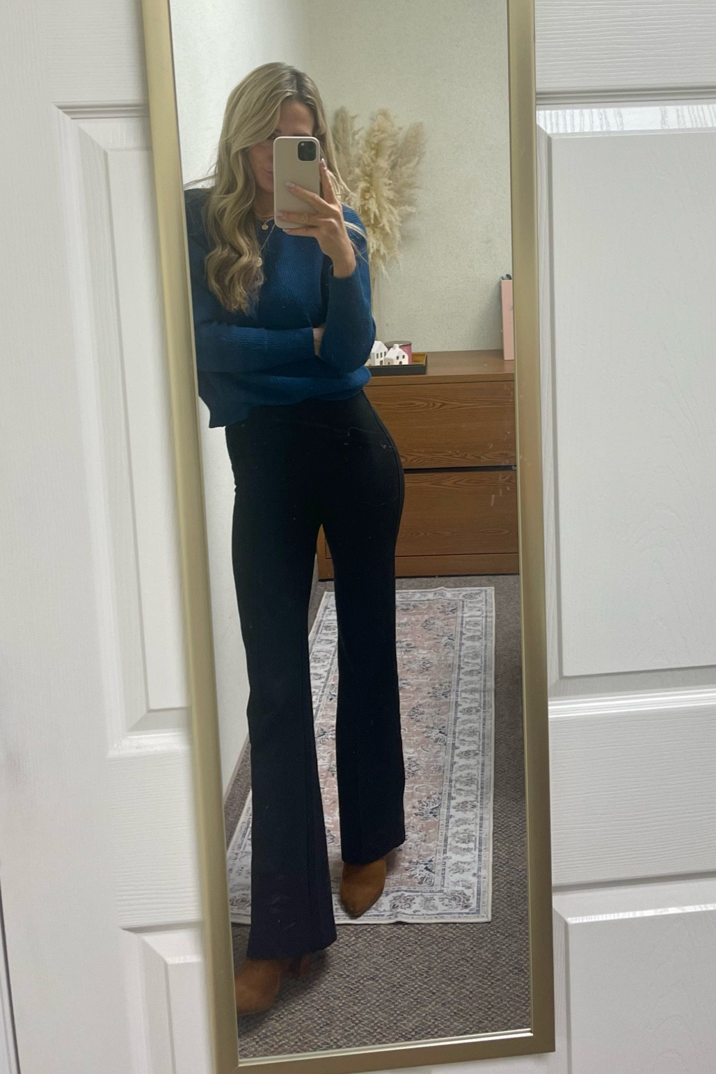 Spanx Flare Pants-sucks you right in!

Size XS Long 

#LTKworkwear #LTKFind #LTKshoecrush