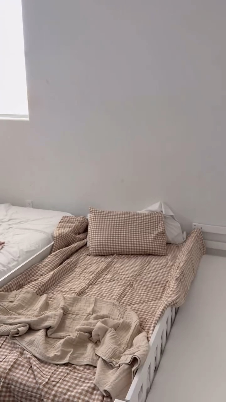 You know what they say.....we moms? were just gonna figure that shiiiiiiit out. Every time 👏🏻

#bedroommakeover #kidsbedroom #momoffive #bedroomdecor #part2