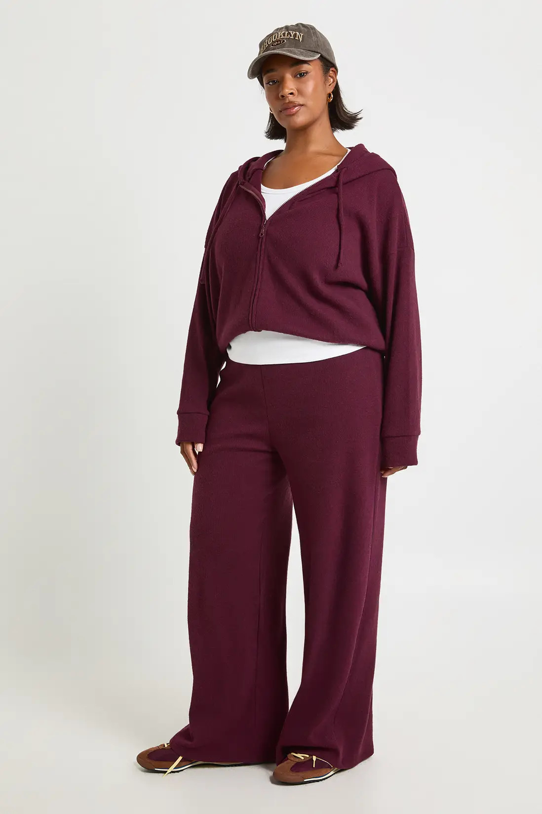 Burgundy boohoo Plus Knitted Rib Wide Leg Jogger | PrettyLittleThing USA | PrettyLittleThing US