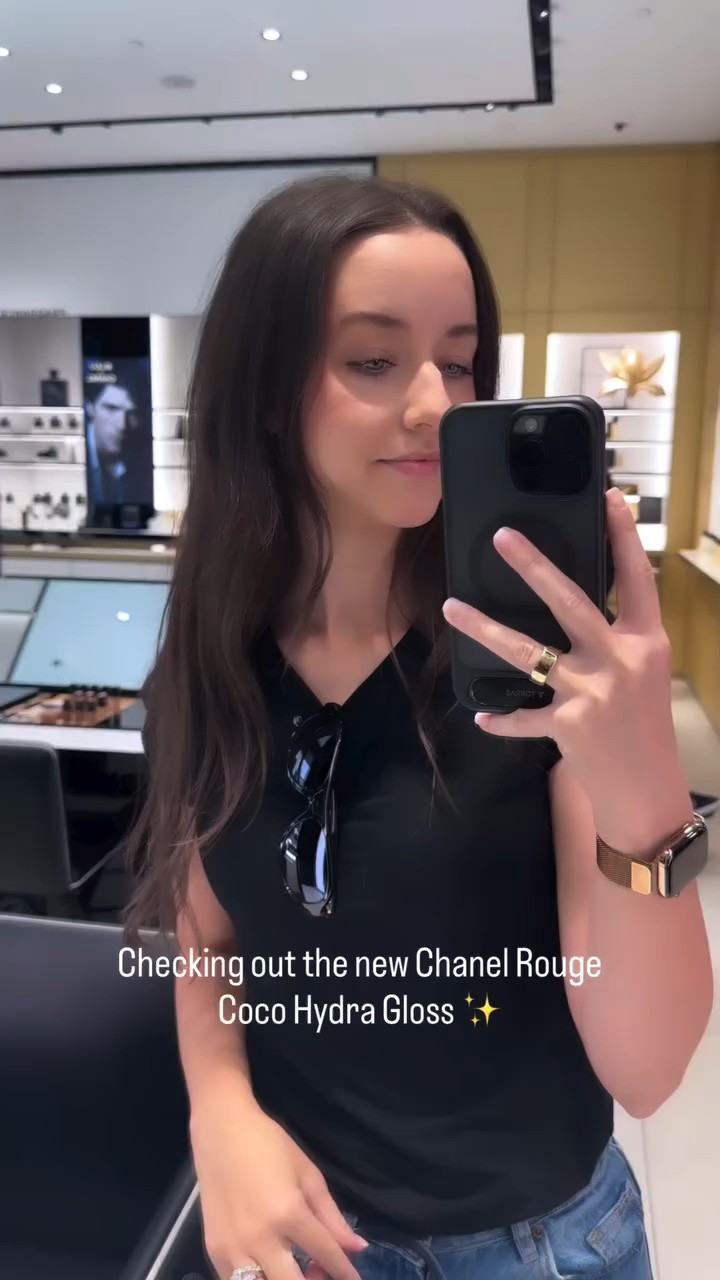 Chanel Rouge Coco Hydra Glosses are launching this week ✨🤍

3 new limited edition gloss shades have been released! Along with the OG shades - icing and bourgeoisie 447 making a come back with the new launch! 

Comment GLOSS and I’ll send you the link 💦 & tell me your favorite shades! 

@welovecoco @chanel.beauty @chanelofficial 

#chanelgloss #hydraglosses #chanelbeauty